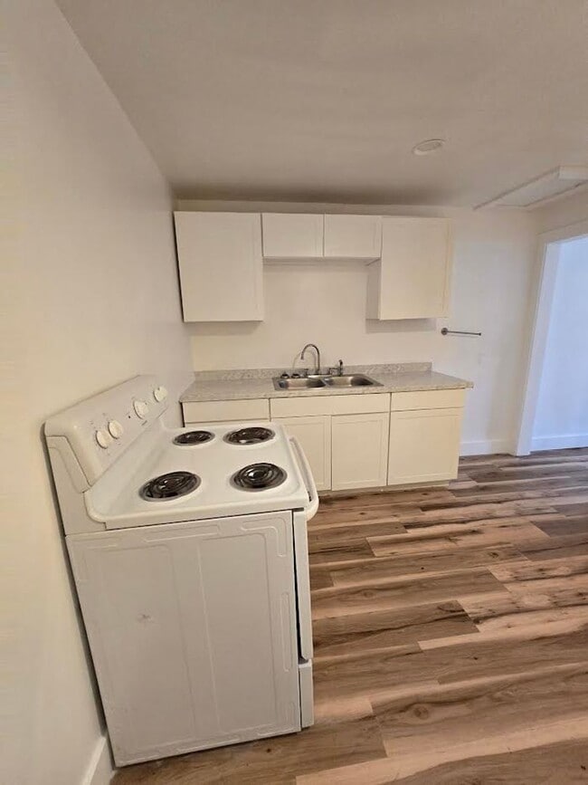 Building Photo - (($200 Off the 1st Month Rent)) Spacious One Bedroom Duplex located near South Sherman and Englis...