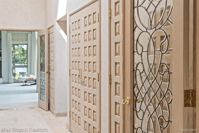 Building Photo - 3333 W Shore Dr