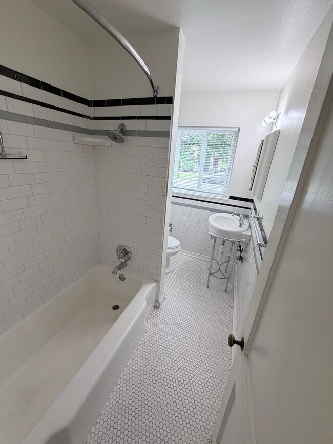Building Photo - 2bed/1bath Sullivan's Gultch Condo