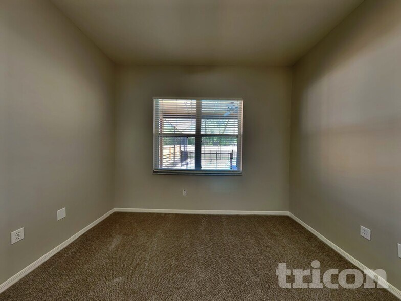 Building Photo - 1810 Cattleman Dr