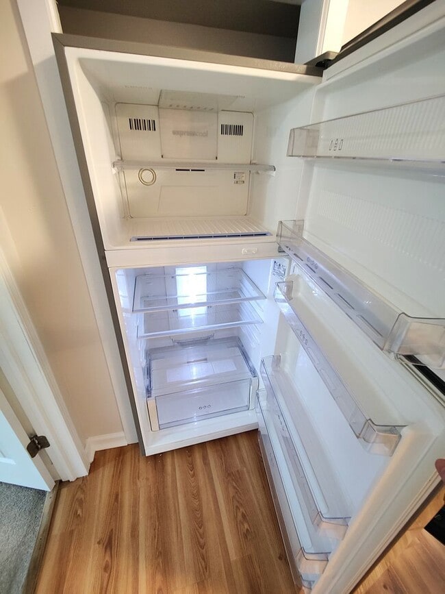 Building Photo - *Recently Updated 2BD/1BA Apartment availa...