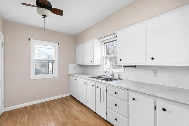 Building Photo - Charming 2-Bedroom Bungalow with Gleaming Hardwood Floors in Des Moines Area