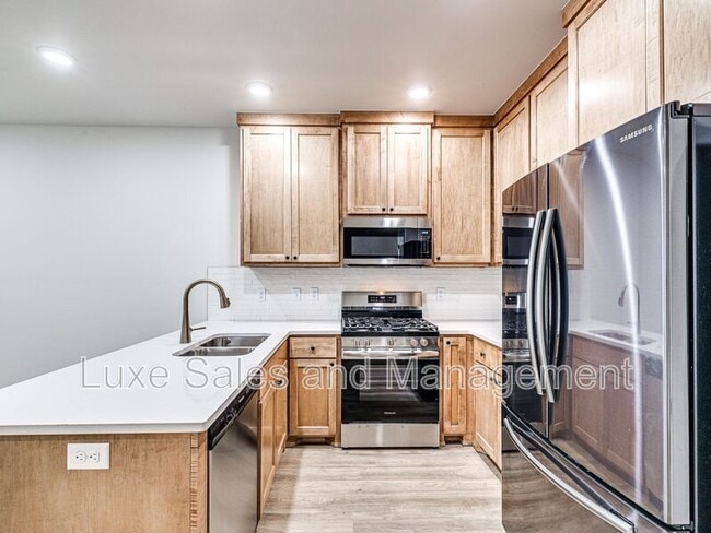 Building Photo - 614 W 2nd St