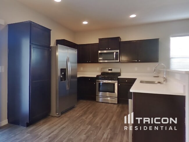 Building Photo - 38169 W Vera Cruz Dr