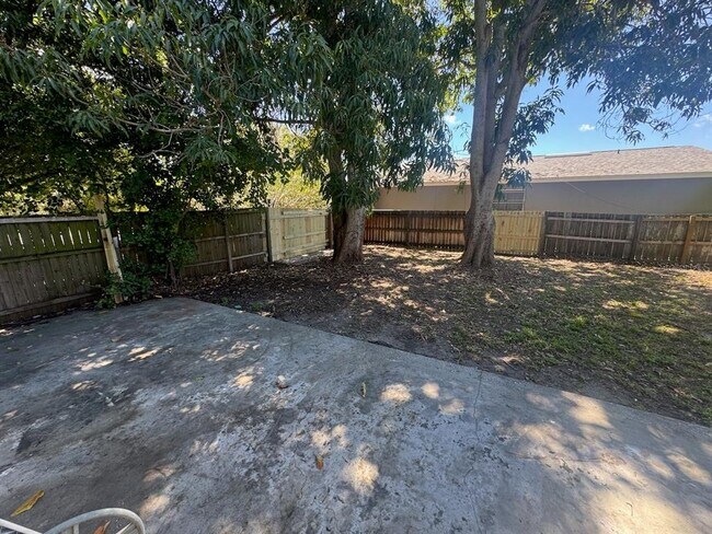 Building Photo - 3194 Green Acres Ave