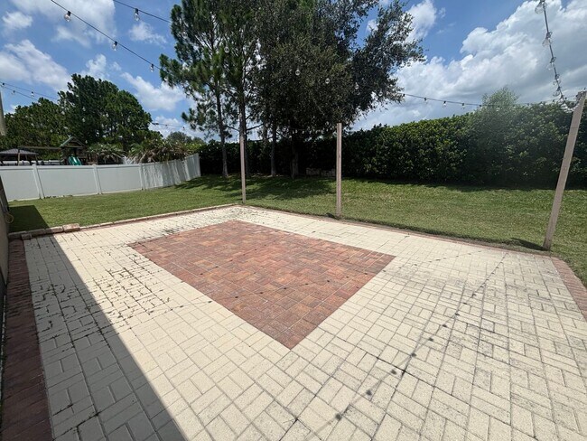 Building Photo - Spacious 4/2.5 Near 200