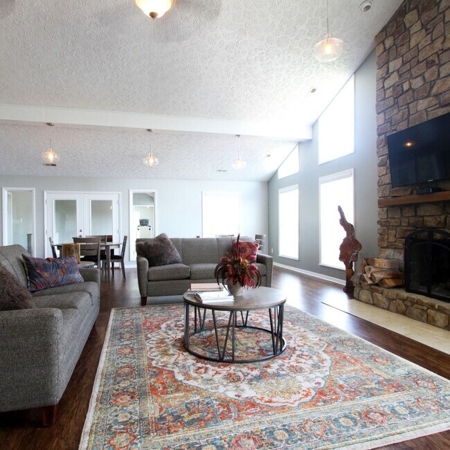 Building Photo - Beautiful Two Bedroom Apartment with W/D Connection!