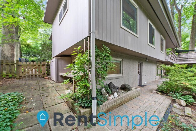Building Photo - 6502 Lakeview Dr