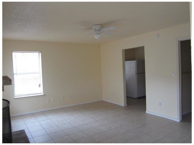 Building Photo - 2041 W Walnut St