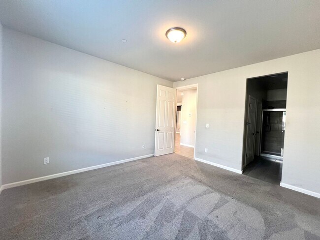 Building Photo - Charming 3 bedroom, 2 Bath Home
