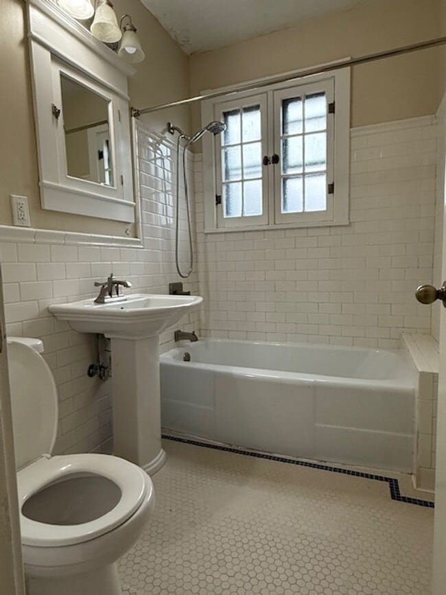 Building Photo - House For Lease