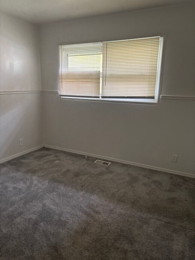 Building Photo - 3 Bedroom 1.5 Bath Home for rent