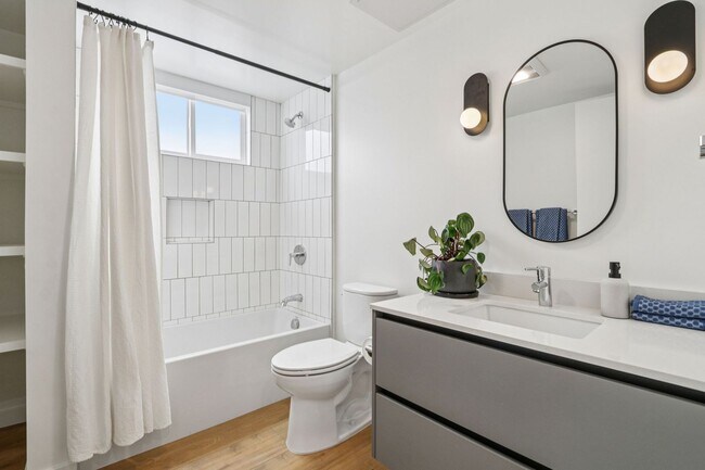 Building Photo - 1422 Tamarind Ave