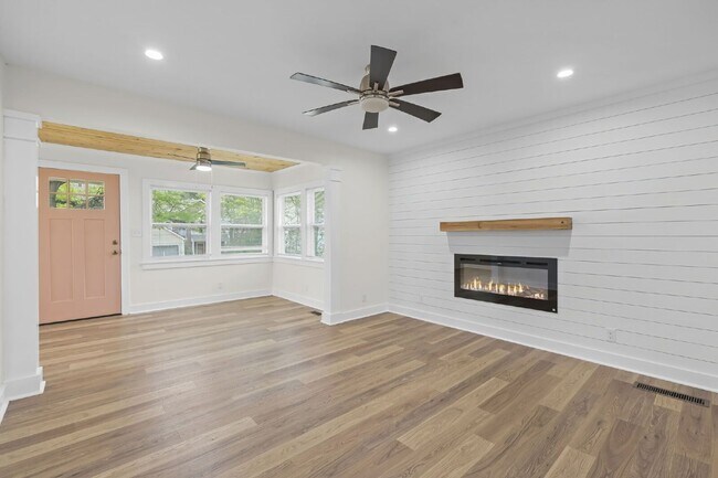 Building Photo - 441 Oak Dr