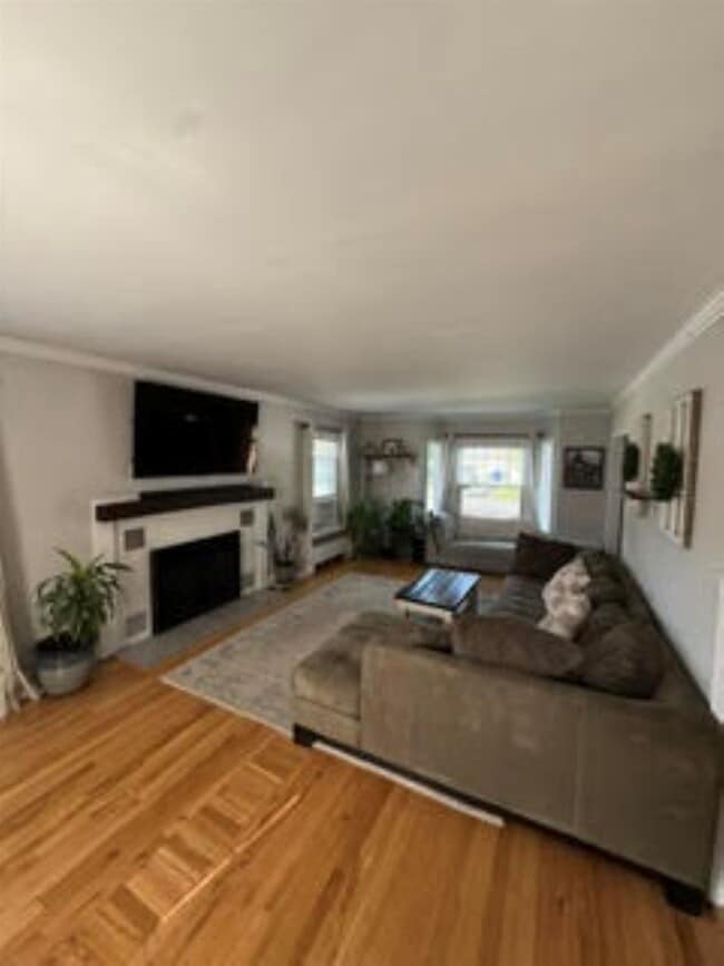 Building Photo - 40 Platts Ave