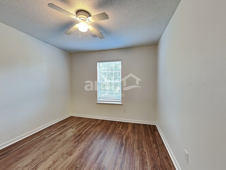 Building Photo - 505 Kingsman Ln