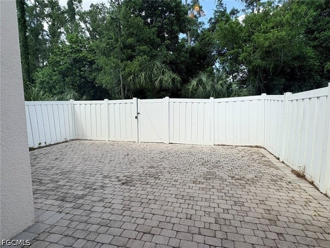 Building Photo - 3636 Pine Oak Cir