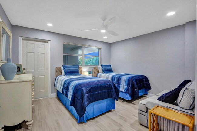 Building Photo - 1021 Hillsboro Mile