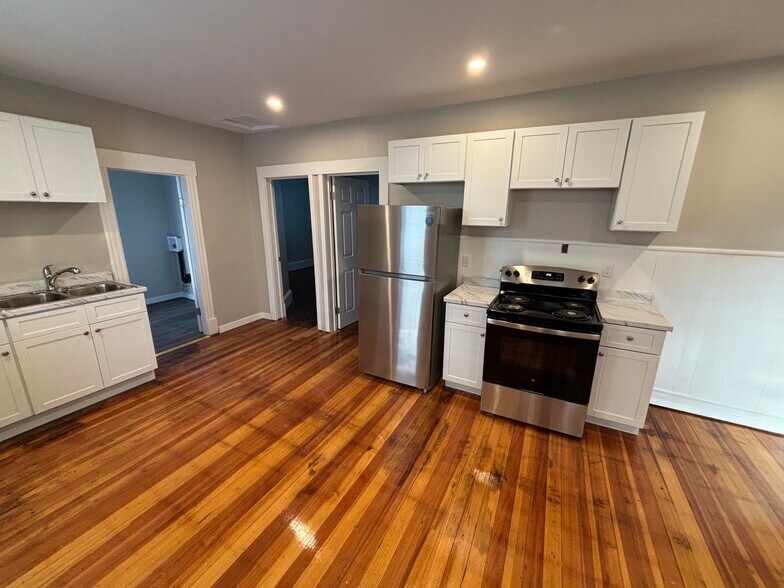 Building Photo - 77 Ferry St