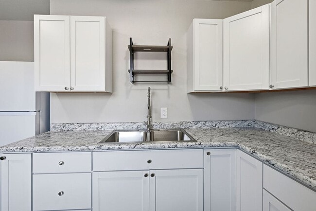 Building Photo - Beautiful completely renovated 2 bed 1 bath townhouse for rent!