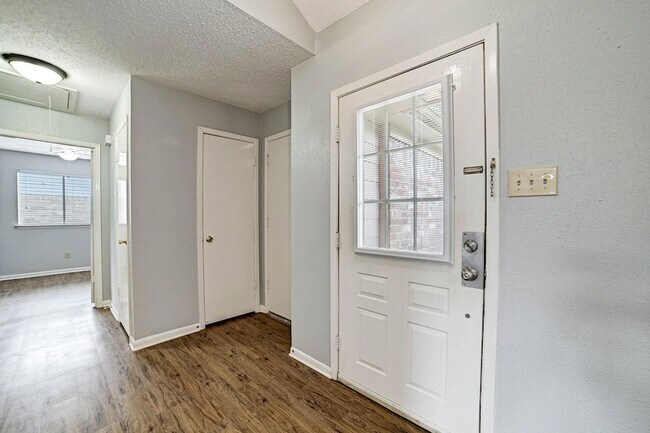 Building Photo - 2615 Lively Ln