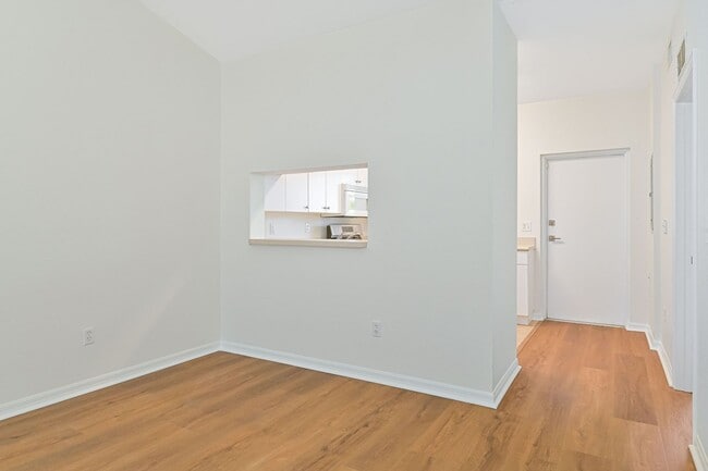 Building Photo - ~2 bed/2 bath UPDATED condo at The Cove on Six Mile