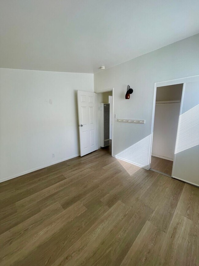 Building Photo - Classic Pierpont Beach House | 10-Month Lease | Just Steps to the Sand