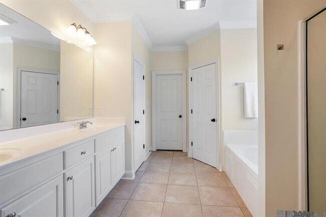 Building Photo - 14449 Royal Villa Dr