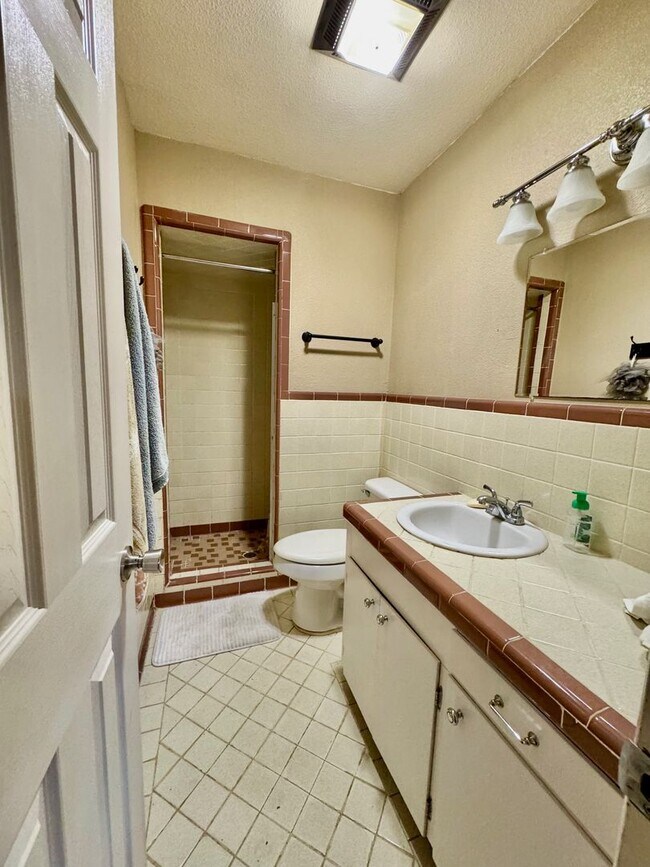 Building Photo - Spacious McAlester Home with Workshop Acce...