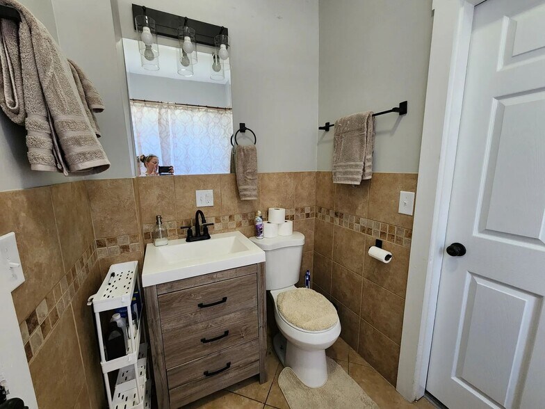 Building Photo - 1115 E 8th St