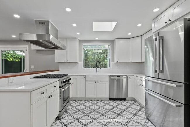 Building Photo - Elegant Air-Conditioned Newly Remodeled Matthews Beach Rambler