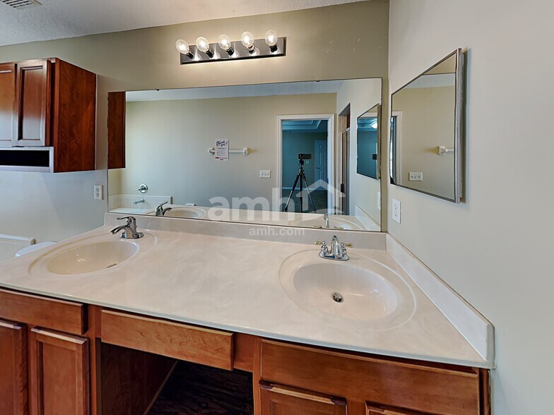 Building Photo - 10902 Campus Heights Ln