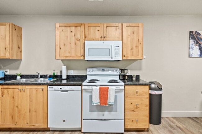 Building Photo - Move-In Ready 3BR Furnished Apartment Near ISU