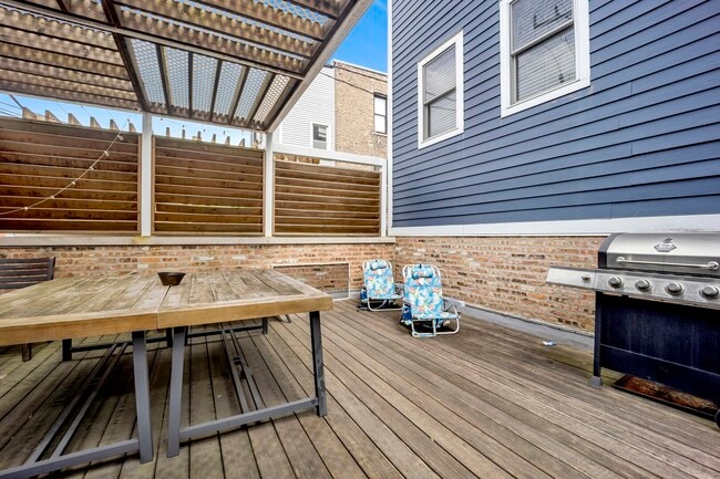 Building Photo - 2522 N Burling St