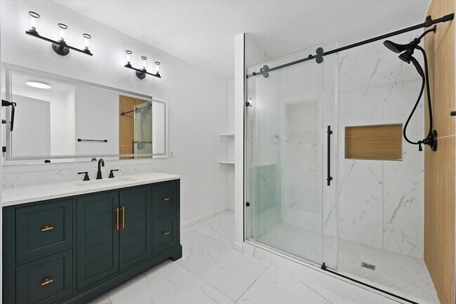 Building Photo - 702 Lowe Dr