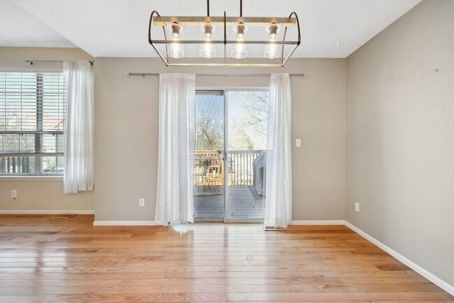 Building Photo - 2 Bedroom townhome in Denver