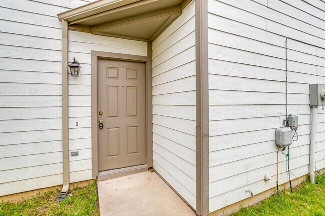 Building Photo - Spacious Well Maintained 2 Bed- 2.5 Bath T...
