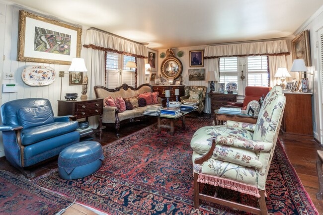 Building Photo - RESIDENTIAL/COMMERCIAL RENTAL - Charming historic home located downtown Opelika! (*Partially Furn...