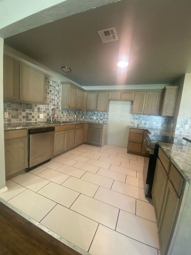 Building Photo - Gorgeous 3 Bed, 2 Bath Home with Modern Up...
