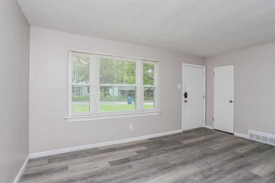 Building Photo - 9765 Dennis Dr