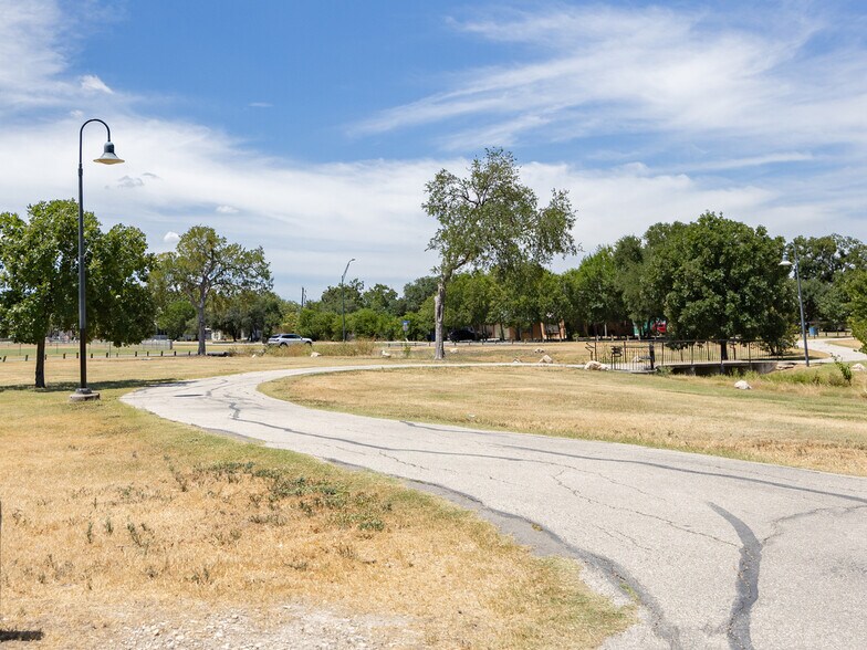 Building Photo - 1826 W French Pl