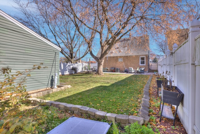 Building Photo - 2852 Scott St