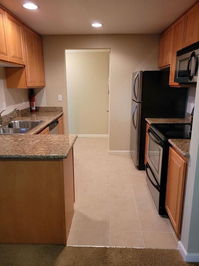 Building Photo - 2 Bed 1 Bath Condo Sunset Pointe