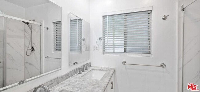 Building Photo - 1149 N Poinsettia Pl