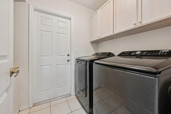 Building Photo - 5920 NW Wolverine Rd