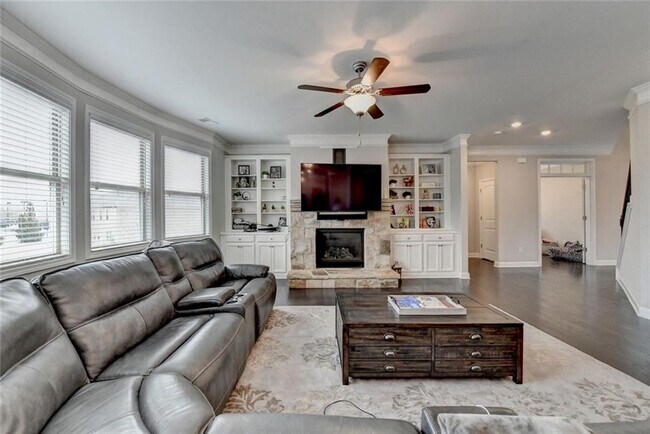 Building Photo - 5525 Nesmith Ct