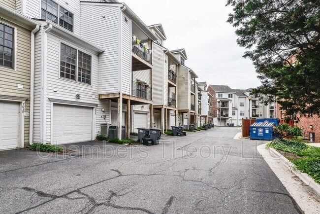 Building Photo - 705 Massey Ln