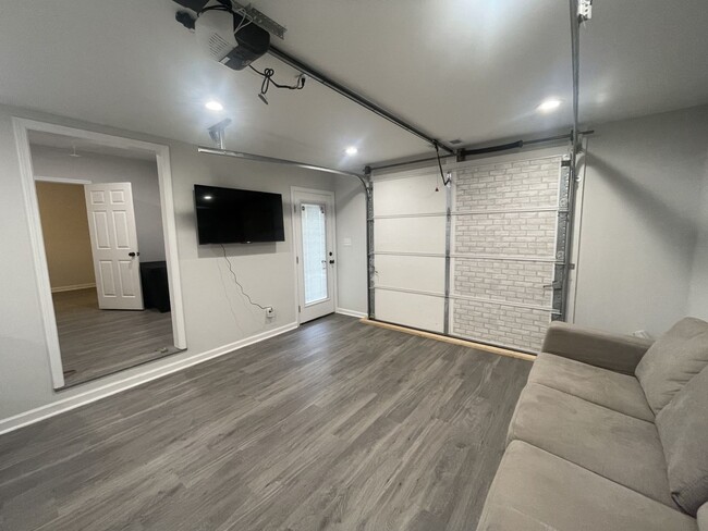 Building Photo - SPACIOUS COTTAGE FOR LEASE - Pre-Leasing August 2026!