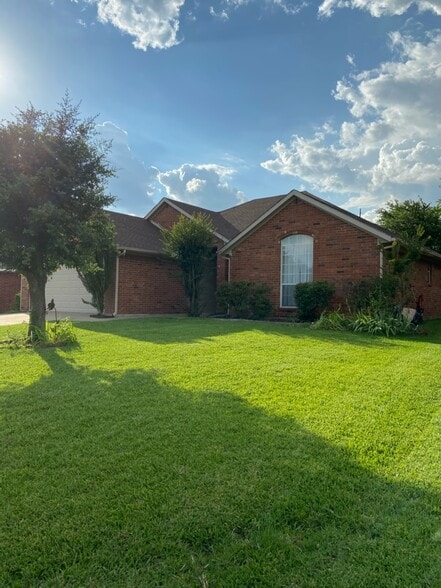 Building Photo - 1016 Brookhaven