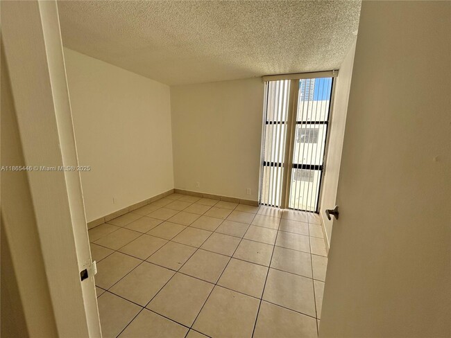 Building Photo - 17021 N Bay Rd